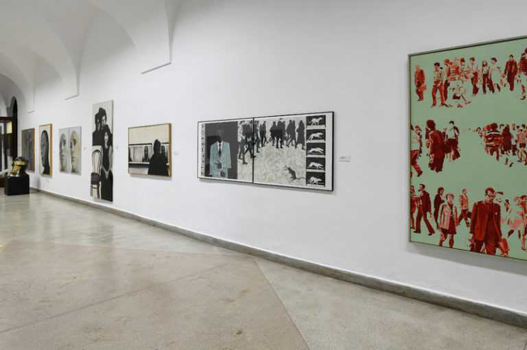 Prace na wystawie polskich mistrzów współczesności w Galerii 72